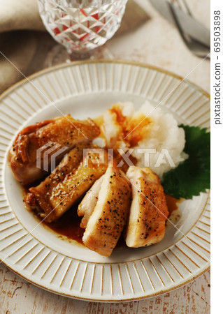 雞肉醬,燒焦的黃油和醬油 雞肉醬,燒焦的黃油和醬油 69503898