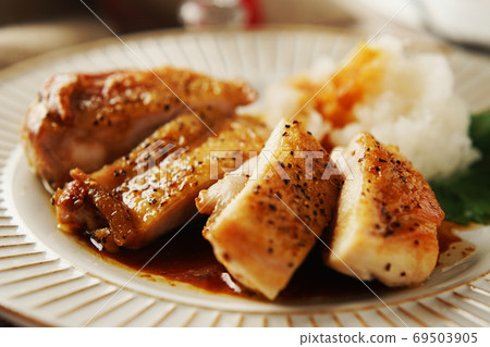 雞肉醬,燒焦的黃油和醬油 雞肉醬,燒焦的黃油和醬油 69503905