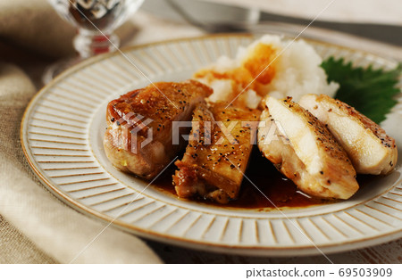 雞肉醬,燒焦的黃油和醬油 雞肉醬,燒焦的黃油和醬油 69503909