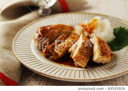 雞肉醬，燒焦的黃油和醬油 69503926