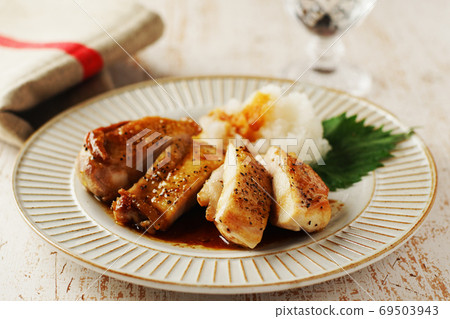雞肉醬,燒焦的黃油和醬油 雞肉醬,燒焦的黃油和醬油 69503943
