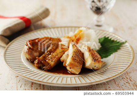 雞肉醬,燒焦的黃油和醬油 雞肉醬,燒焦的黃油和醬油 69503944