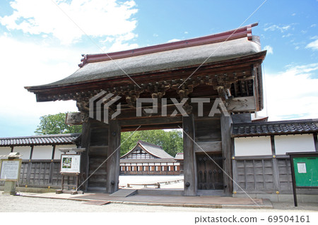 The main gate of Zuiryuji Temple in Toyama Prefecture The main gate of Zuiryuji Temple in Toyama Prefecture 69504161