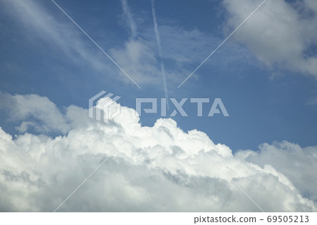 天空中飛行的飛機的雲彩和尾跡 69505213