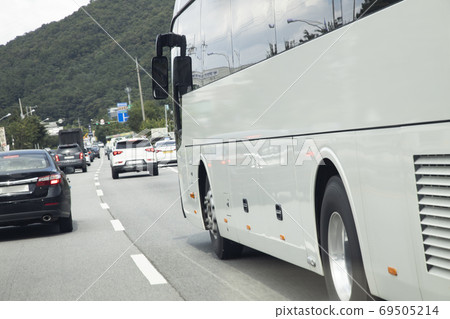 一輛公共汽車在路上跑 69505214