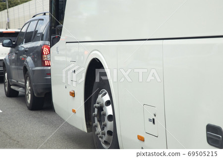 公交車停在路上 69505215