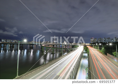 以江邊北路為中心,從光津橋眺望的漢江夜景 以江邊北路為中心,從光津橋眺望的漢江夜景 69505377