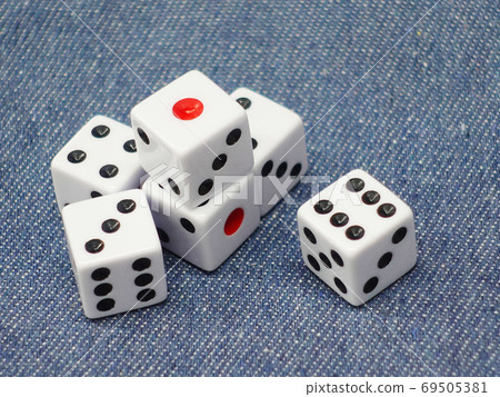 Dice (side-by-side version) Dice (side-by-side version) 69505381
