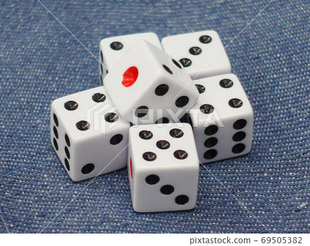 Dice (side-by-side version) Dice (side-by-side version) 69505382
