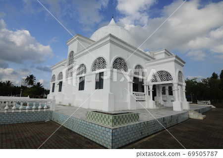 KELANTAN, MALAYSIA -MARCH 28, 2014: Brunei Darussalam Mosque at Kelantan Malaysia. An old Mosque and small mosque built with Islamic Architectural element. KELANTAN, MALAYSIA -MARCH 28, 2014: Brunei Darussalam Mosque at Kelantan Malaysia. An old Mosque and small mosque built with Islamic Architectural element. 69505787