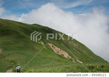A mountain trail from the summit of Mt. Tairapyo in the Mikuni Mountains (Mt. Tairapyo / Mt. Sennokura) on the prefectural border between Niigata and Gunma to Mt. Sennokura A mountain trail from the summit of Mt. Tairapyo in the Mikuni Mountains (Mt. Tairapyo / Mt. Sennokura) on the prefectural border between Niigata and Gunma to Mt. Sennokura 69506121