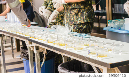 Several clear cups of urine were placed on the table, ready for the inspector to examine the narcotics contained in the urine. Several clear cups of urine were placed on the table, ready for the inspector to examine the narcotics contained in the urine. 69506410