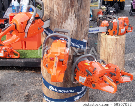 SERDANG, MALAYSIA -SEPTEMBER 30, 2017: Mechanical powered chain saw used to cut timber. Control manually by men. SERDANG, MALAYSIA -SEPTEMBER 30, 2017: Mechanical powered chain saw used to cut timber. Control manually by men. 69507052
