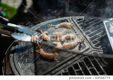 A professional cook prepares shrimps 69508774
