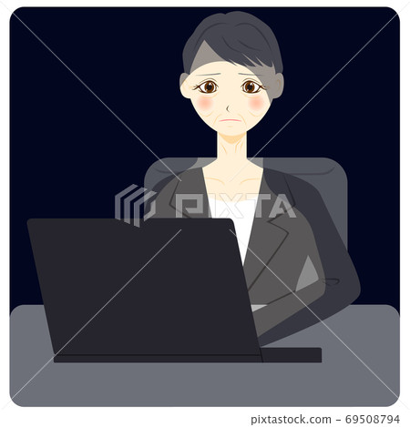 黑暗的PC辦公室工作人員中年女人 69508794