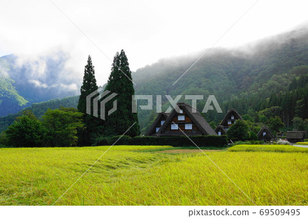 白川鄉,三個秋天小屋的景色 白川鄉,三個秋天小屋的景色 69509495