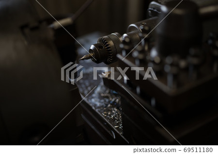 Center hole machining with a lathe 69511180