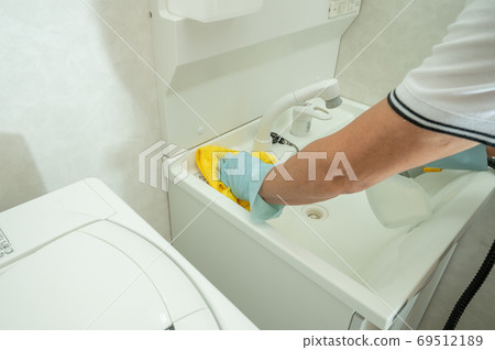 Washbasin cleaning 69512189