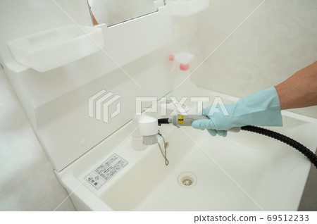 Washbasin cleaning with steam cleaner 69512233