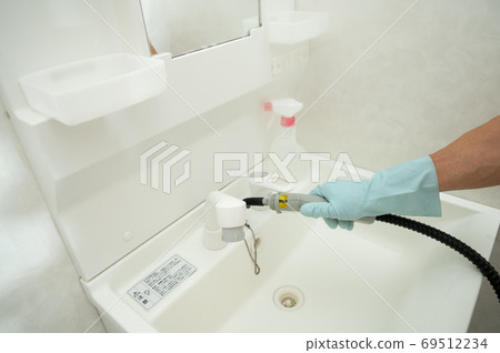 Washbasin cleaning with steam cleaner 69512234