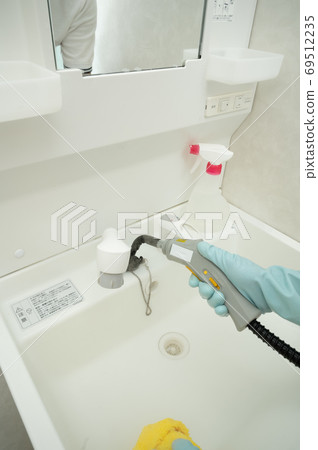 Washbasin cleaning with steam cleaner 69512235