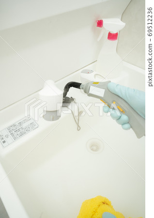 Washbasin cleaning with steam cleaner 69512236