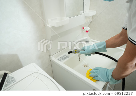 Washbasin cleaning with steam cleaner 69512237