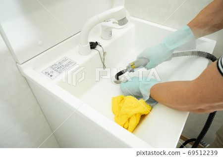 Washbasin cleaning with steam cleaner Washbasin cleaning with steam cleaner 69512239