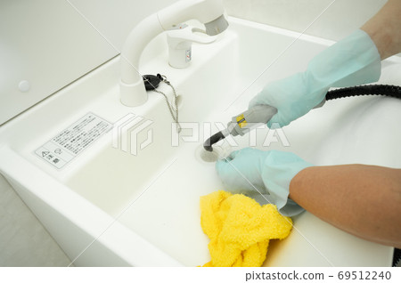 Washbasin cleaning with steam cleaner Washbasin cleaning with steam cleaner 69512240