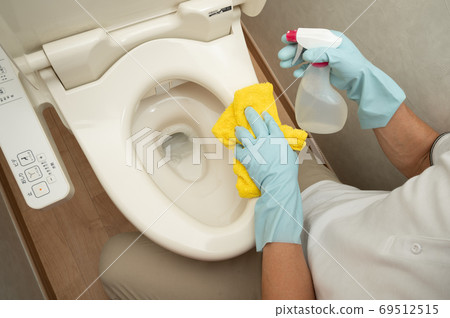 Cleaning the toilet 69512515