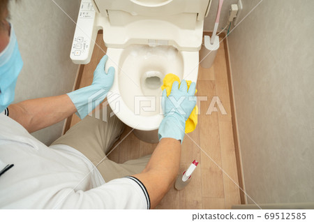 Husband's toilet cleaning Husband's toilet cleaning 69512585