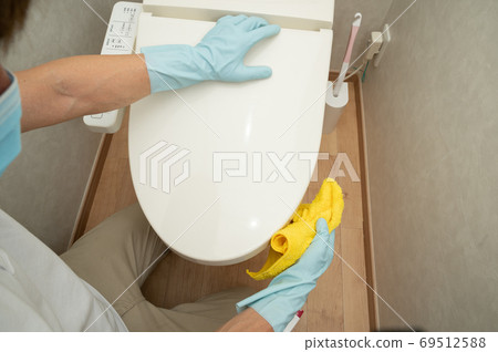 Husband's toilet cleaning Husband's toilet cleaning 69512588