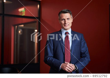 Smiling businessman in suit 69512792
