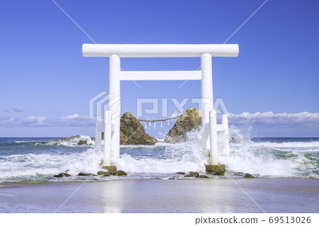 福岡縣I島市富提高浦的白色鳥居門和Me岩 69513026