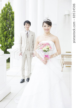 A smiling bride and groom 69514506