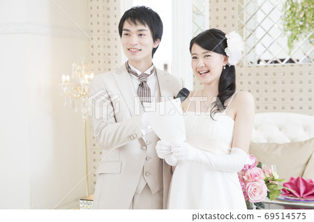 Bride reading a letter Bride reading a letter 69514575