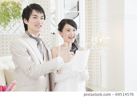 Bride reading a letter 69514576