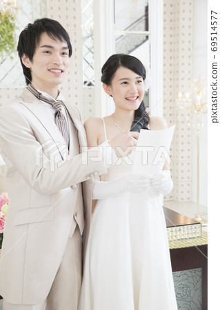 Bride reading a letter Bride reading a letter 69514577