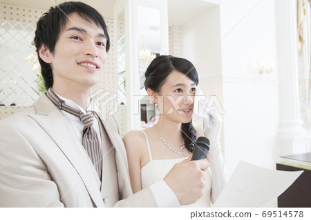 Bride reading a letter Bride reading a letter 69514578