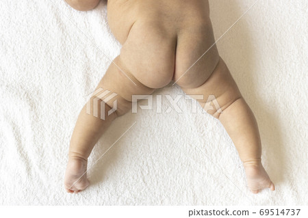 兩個月大的裸體嬰兒俯臥的下半身 兩個月大的裸體嬰兒俯臥的下半身 69514737