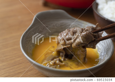 生雞蛋上的大理石日本牛肉 69515034