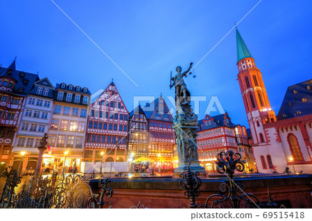 Twilight Time view of old town square in romerberg with Justitia 69515418
