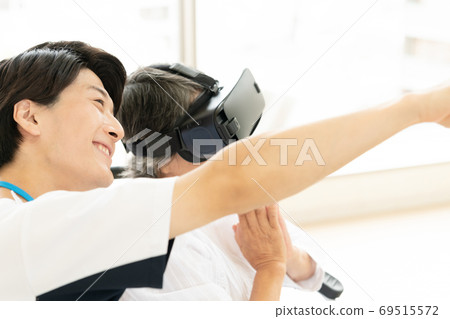 老年婦女康復和物理治療師 老年婦女康復和物理治療師 69515572