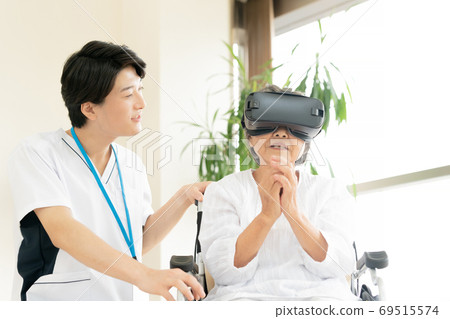 老年婦女康復和物理治療師 老年婦女康復和物理治療師 69515574