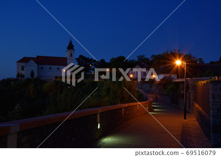 Indigo tone in the morning and minute, the monastery along the road, and the romance under the streetlight. 69516079