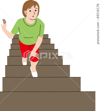Middle-aged woman who has a hard time climbing the stairs 69516176