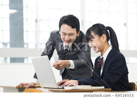 初中女孩上電腦課 初中女孩上電腦課 69516553