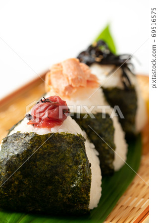 Rice balls served in a colander 69516575