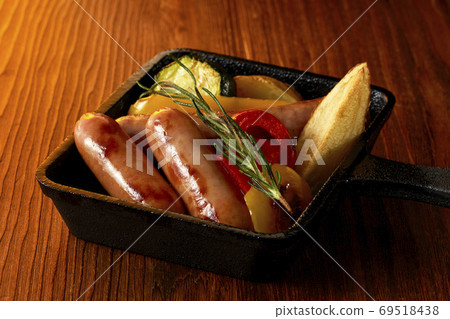 Wiener sausage, a dish that seems to go well with the beer that comes out in the bar 69518438