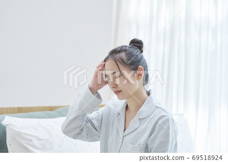 Waking up woman in poor physical condition 69518924